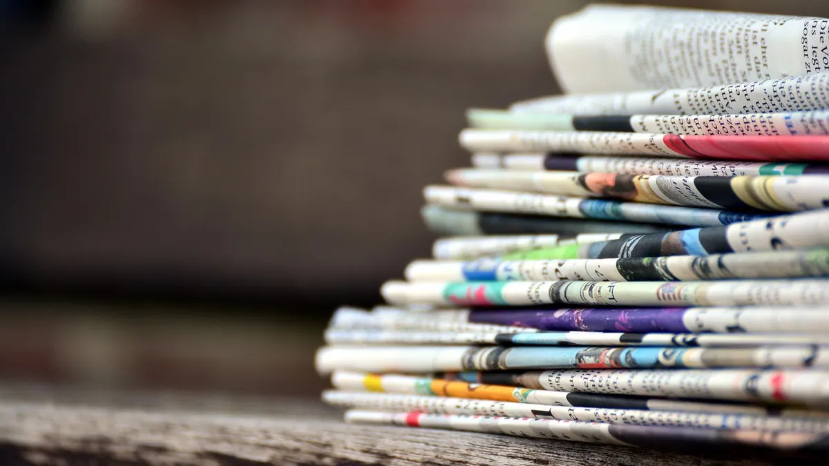 Papper, kaffe och tidning